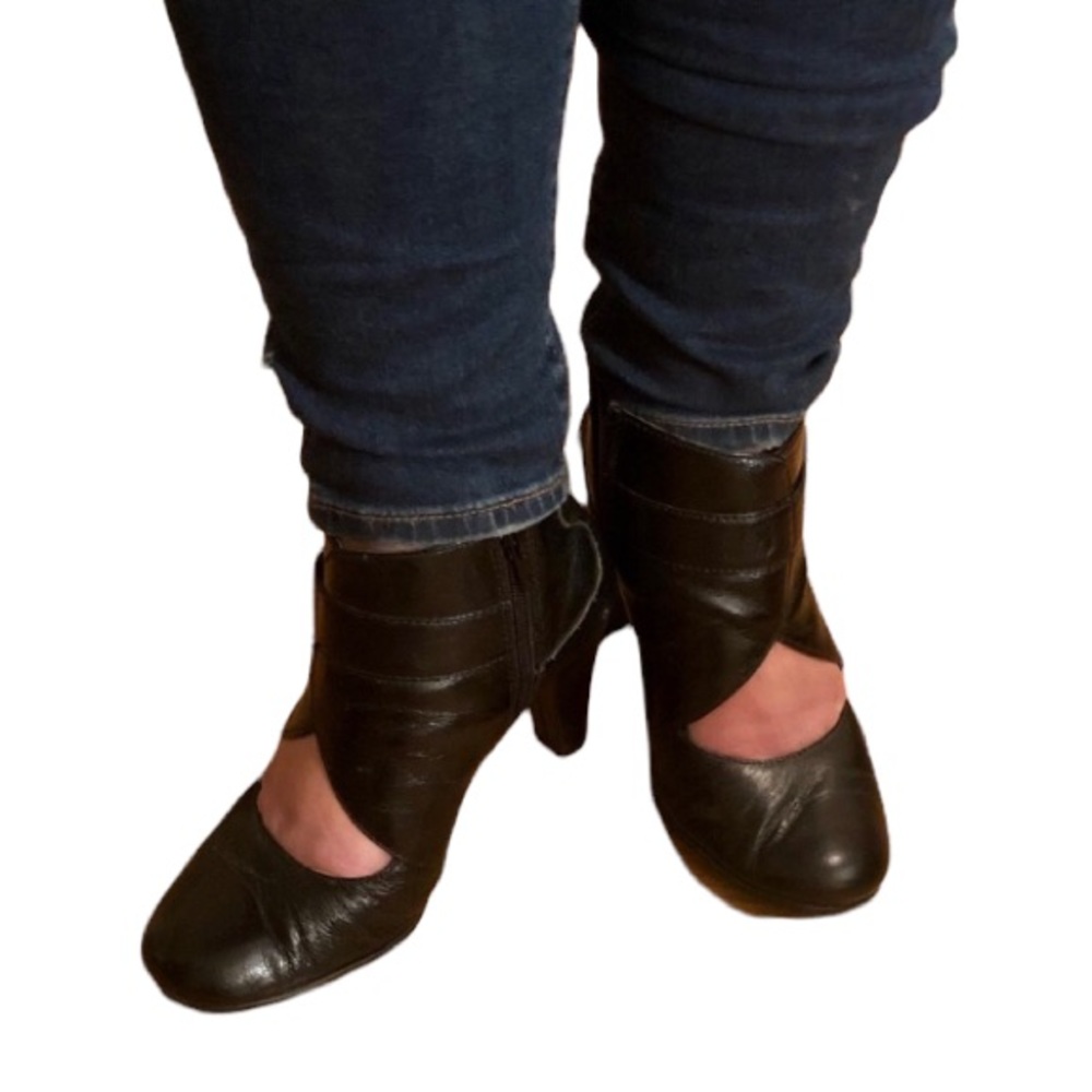 Black booties with top of foot cutouts Size 7.5 - Picture 1 of 10